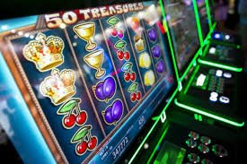Antarmuka aplikasi angkasa bola menampilkan menu permainan sepak bola, slot, dan live dealer
