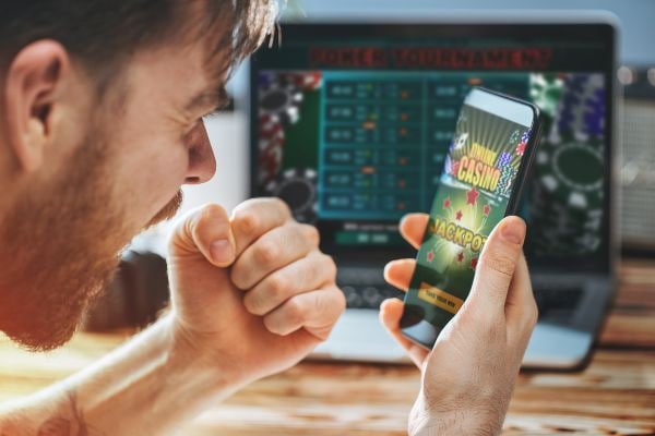 Antarmuka mobile angkasa bola menampilkan pertandingan langsung dan taruhan olahraga